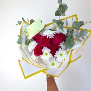 Ramo de Rosas Rojas con Margaritas Blancas y Eucalipto – Detalle Floral Elegante