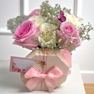 Caja de Rosas Rosadas y Blancas – Regalo Floral Romantico y Elegante