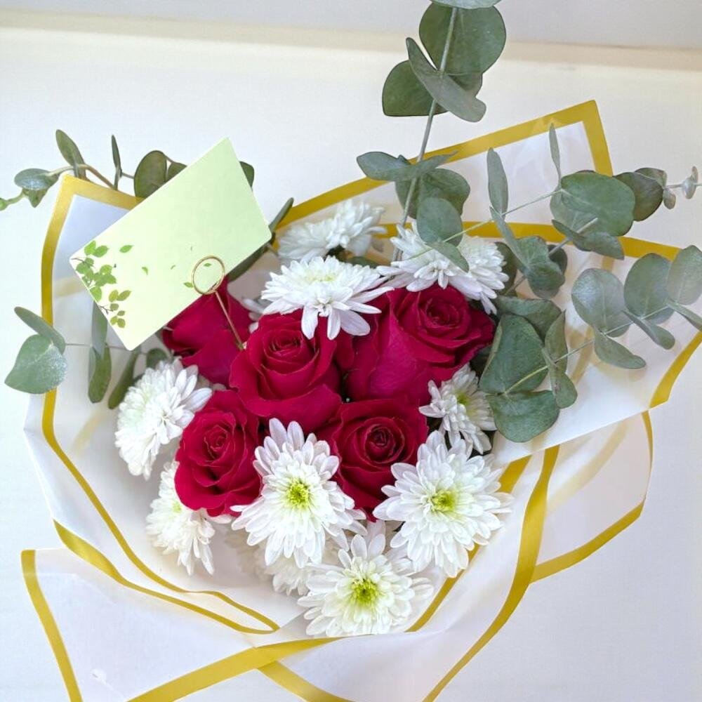 Ramo de Rosas Rojas con Margaritas Blancas y Eucalipto – Detalle Floral Elegante - Imagen 3