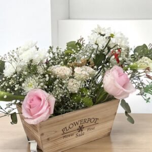 Caja de Madera con Rosas, Claveles y Crisantemos – Arreglo Floral Elegante