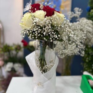 Ramo clasico de rosas rojas y blancas en jarron de cristal